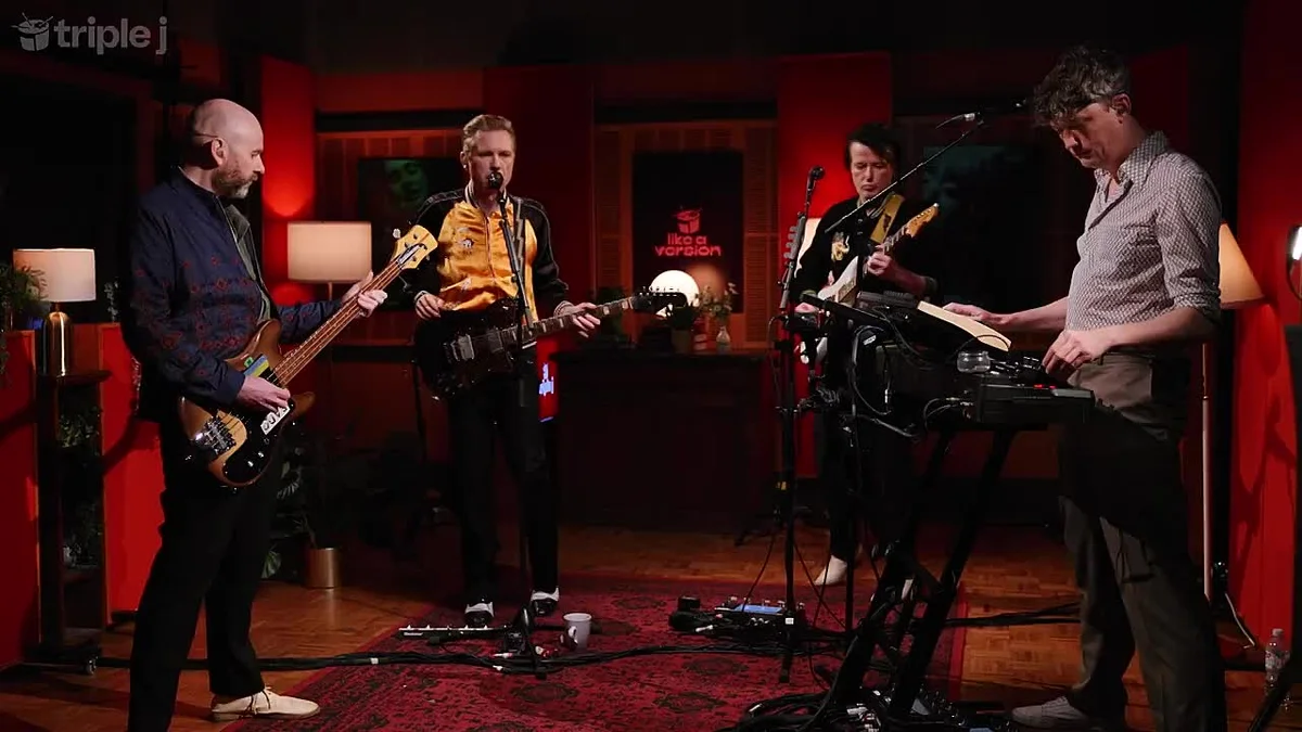 Franz Ferdinand cover Amyl and the Sniffers