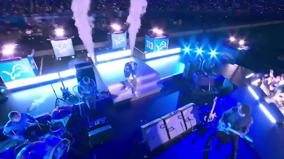 Jack White bring out Eminem during NFL